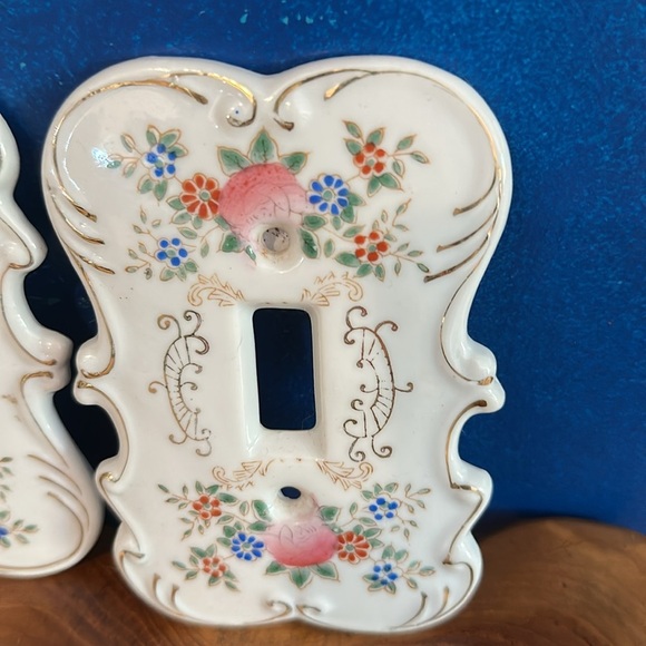 Vintage Set of 2 Arnart Porcelain Hand Painted Floral Single Light Switch Cover - Picture 3 of 4
